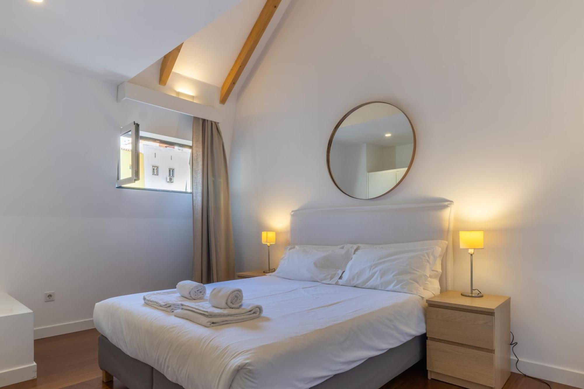 King Bed Suite, Loft With 3wc, Ac & Self-check-in. * Lissabon