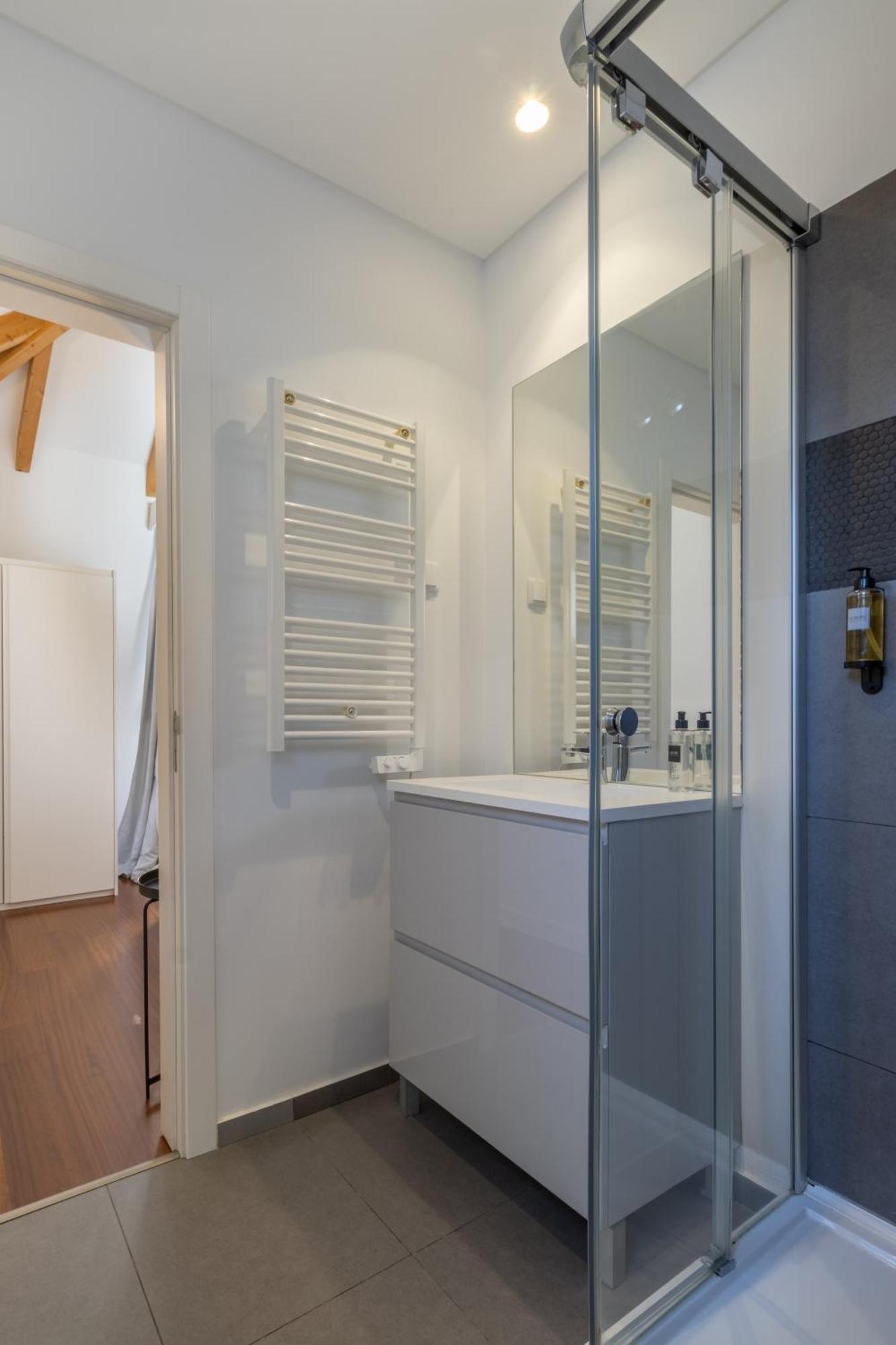 King Bed Suite, Loft With 3wc, Ac & Self-check-in. Lissabon